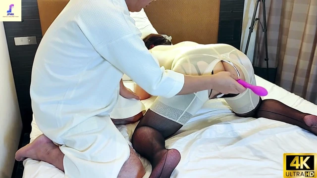 Şekilli kıyafetler giyen tombul olgun bir kadın anal sekste doruğa ulaşır