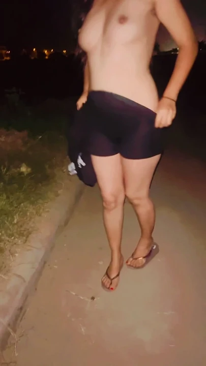 Обнаженная индийская девушка - на обочине дорог