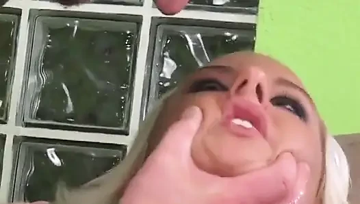 Tombul genç sarışın yarağı gırtlağına kadar alıyor ve sonra amına sokuyor