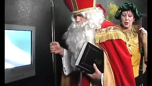 İri göğüslü orta yaşlı seksi kadın en iyi pozisyonlarda sikiliyor