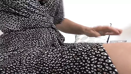 Beyaz diz çoraplarını koklama ve kenar oyunları