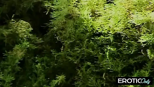 Sürtük gibi yarağını yalıyor