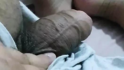 Üvey oğul sikini çıkardı ve üvey annesi yatak odasında çıplakken onunla oynadı