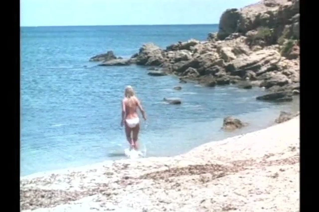 Lydia cornell: seksi üstsüz kız