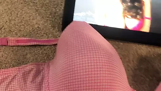 pembe saten külot ve sutyen ile okşayarak