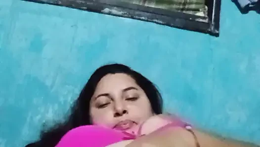 Büyük memeli tombul latin zengin ıslak amcığını çiğniyor