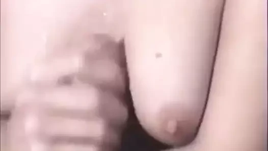 Küçük göğüsler üzerinde el işi