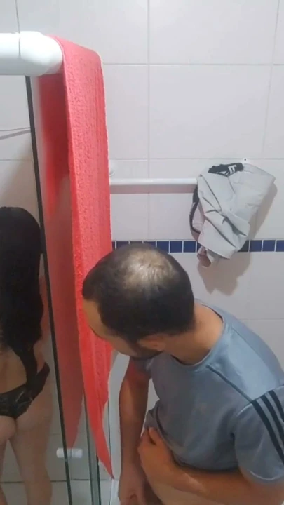 Yaramaz yaşlı üvey baba üvey kızını duşta izliyor! Ve ona sakso çektiriyor ve sikini amında hissediyor! | Klip 2