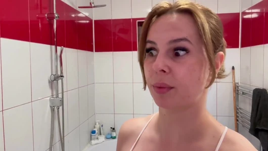 Emlakçı, ona bir ev satmaya çalışırken olası bir alıcı tarafından su altında sikiliyor