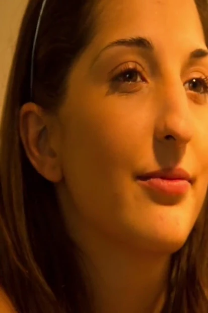 Симпатичная юная крошка отлично проводит время на кухне