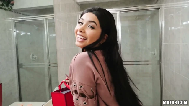 Erkek arkadaşımı paylaş - büyük memeli atletik aaliyah hadid ve tara bu yoğun kapalı alanda üçlü grup sekste sakso becerileri ve amcık için yarışıyor
