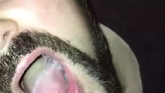 Fransız itfaiyeci dölümü yutuyor