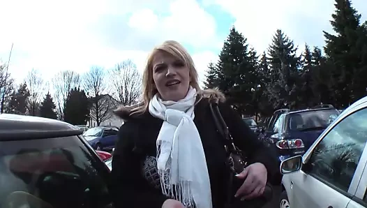 Alman ajan sokakta evlenme teklif ediyor ve evli ve ateşli orta yaşlı seksi kadına seks karşılığında para teklif ediyor