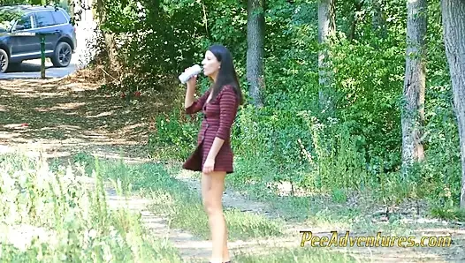 Açık havada soyunuyor ve işemek için çaresiz