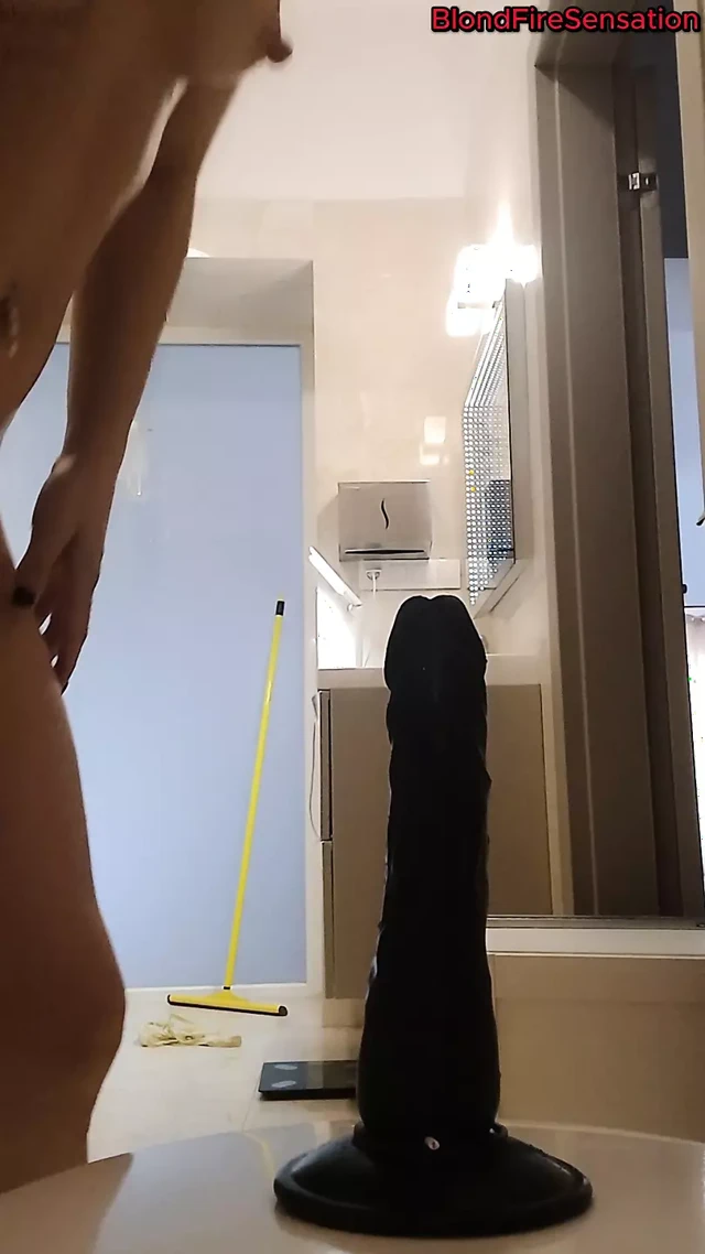 Siyah dildoya biniyor