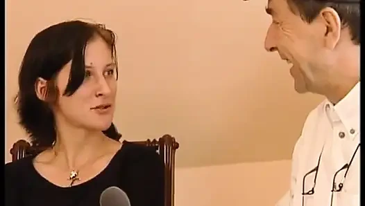 Küçük göğüsler, beyaz ten ve tipik Alman amatör çift