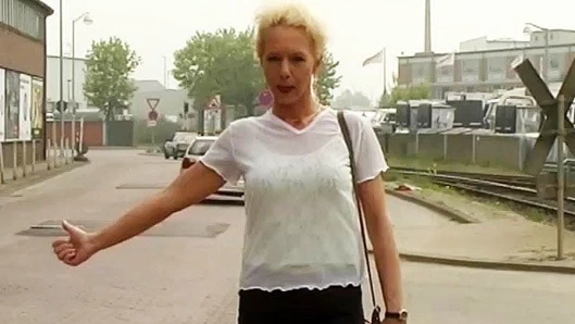 Alman milf seçilmiş yukarı için acımasız backseat üçlü sikme