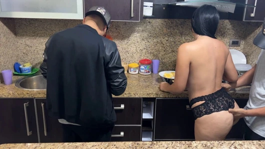 Evli çift patrona yemek pişiriyor ama karısı patronun kaltağı olarak borcunu ödemek zorunda.