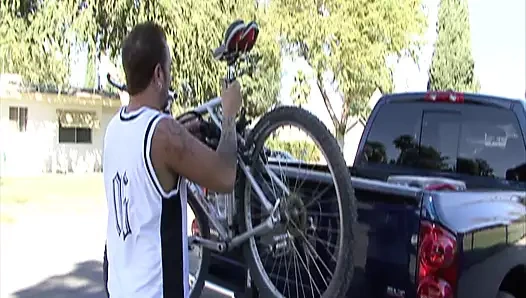 Im Spagat fickt die Blonde