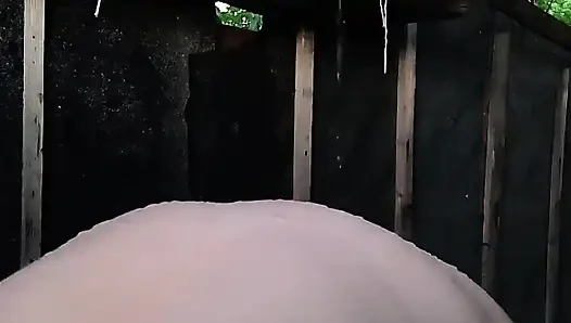 Seksi Tanya açık Havada Çamaşır Yıkıyorum