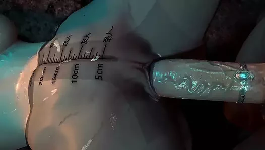 3 boyutlu azgın Asyalı sıska hatun seksi iç çamaşırı giyiyor