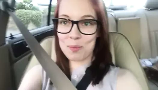 Gözlüklü kız arabasında osuruyor