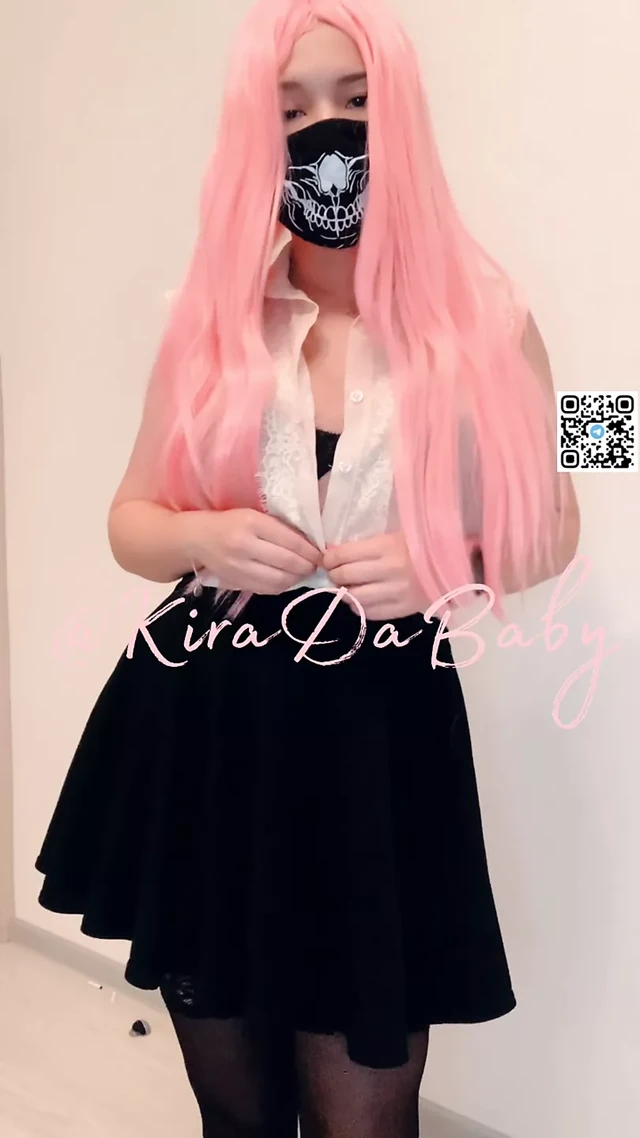 Seksi pembe saçlı web kamerası dansçısı en ateşli striptizini yaptı ve kendini iyi sikiyor