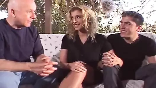 Mükemmel vücutlu büyük memeli orta yaşlı seksi kadın terasta dölleniyor