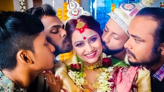 Grup seks suhagarat - Hintli evli kadının dört adamla ilk suhagaratı (tam film)