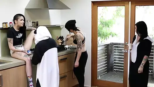 Dövmeli lezbiyenler üçlü grup seks