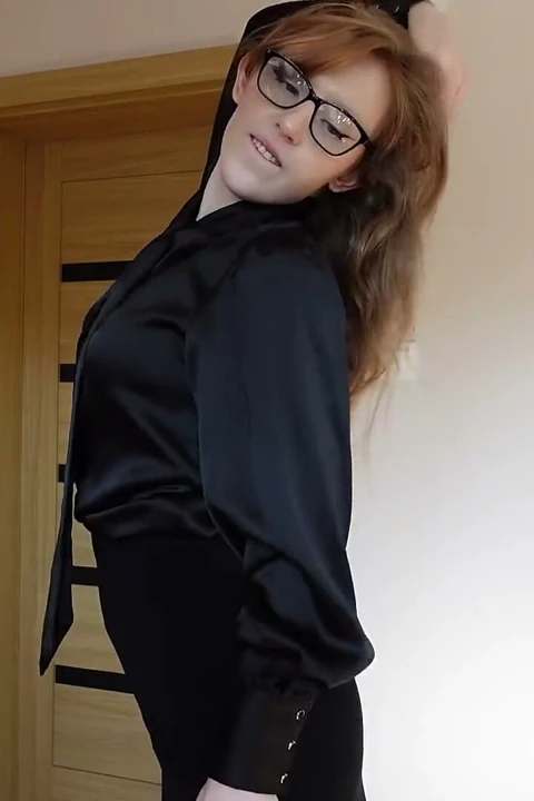 Sekreter senin önünde striptiz yapıyor
