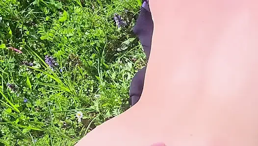 Tatlı tavşan yeşil tarlada bir yabancı tarafından sikiliyor.