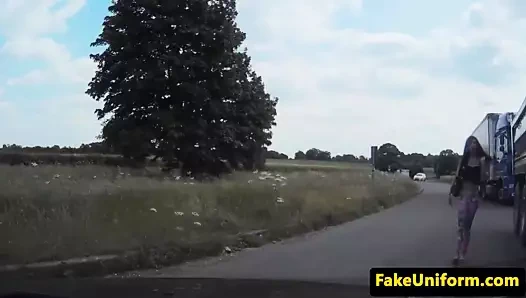 Dövmeli İngiliz bebek sikikleri içinde polis üçlü açık havada