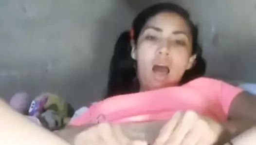 Güzel genç kız boşalana kadar amıyla oynuyor