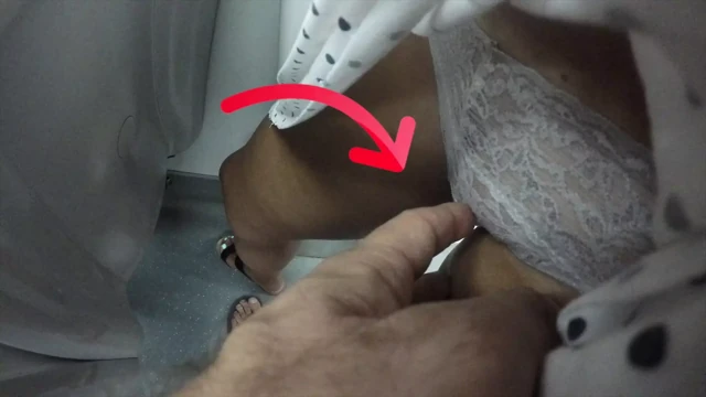 Çılgın fantezi! Trende yabancı adam eteğini kaldırıyor ve metroda amcığıma dokunuyor ve beğeniliyor!