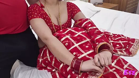 Evli kadın kocasından sırt masajı alıyor. Ona masaj yapmaya başladı ve amını sikti.