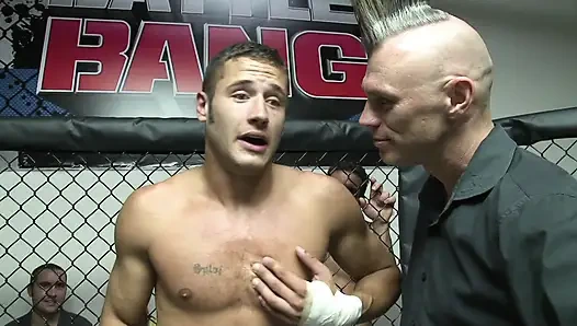 Tatlı genç amcığın derin sikişmiş amcığı dölle dolu minyon görünüyor