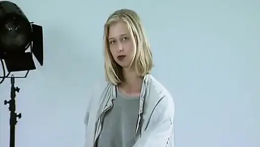 Bu Alman sarışın oyuncu seçmelerinde mükemmel göğüslerini göstermeyi seviyor