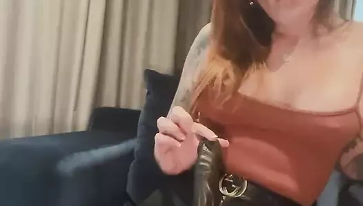 Şu anda elimdeki bu muhteşem büyük siyah yarağa bak! Şimdi aşağı bak ve bakalım nelerin var!