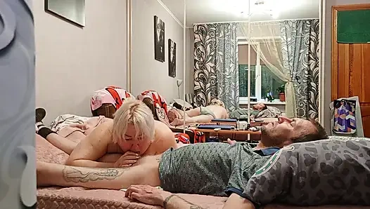 Nazik oral seks ve komşus un ağzına ateşli boşalma