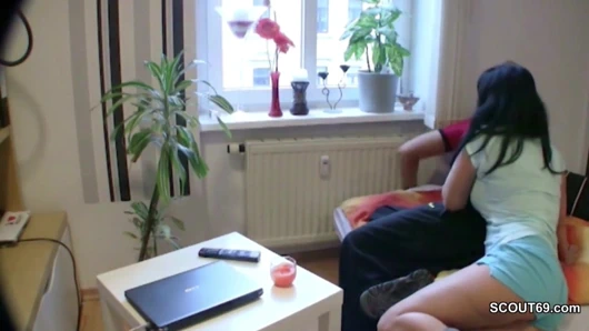 Geile Mutter mit dicken Titten fickt den Freund ihres Sohnes