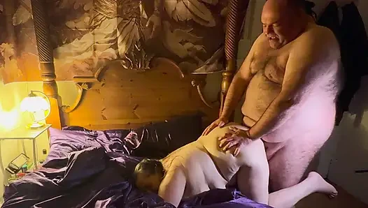 Bölüm 3:- Lanista Bear, Kitty'yi dünyayla tanıştırıyor. Uzun yıllar önce trining ettiğinden beri dışarı çıkmadı.