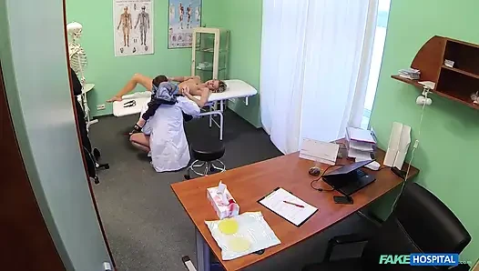 Fake hospital- ateşli sarışın ofis muayenesini seviyor, amını sikiyor ve büyük bir indirim için büyük bir boşalma alıyor