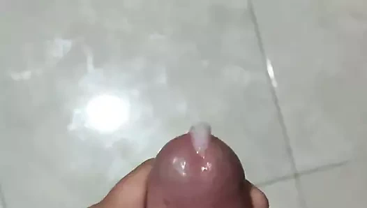 Büyük kesilmemiş yarak boşalıyor