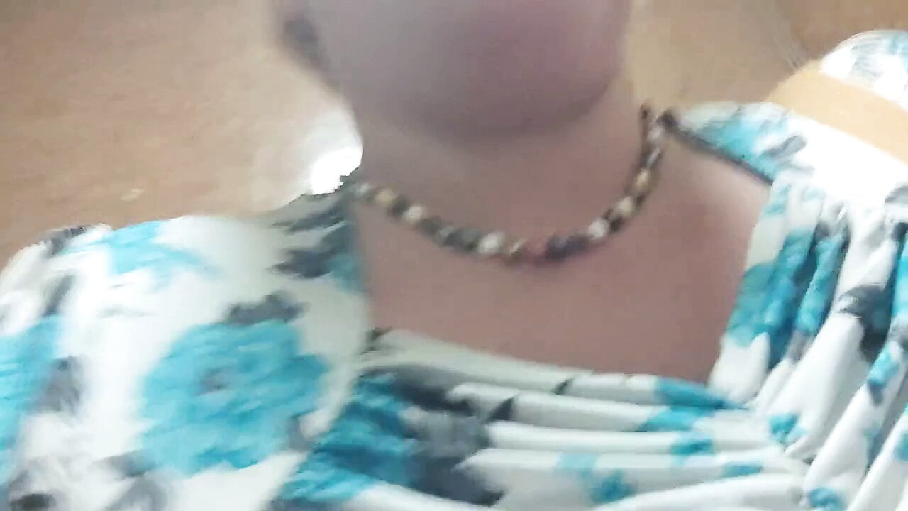 Artık tutamıyorum ve asansöre işiyorum