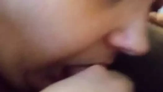 Erkek arkadaşım dışarıdan bir müşteriye yardım ediyor, ben içeriden birine yardım ediyorum.