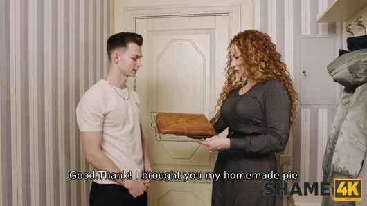 Utanç4k. güzel milf harika bir komşu olmaya çalışıyor