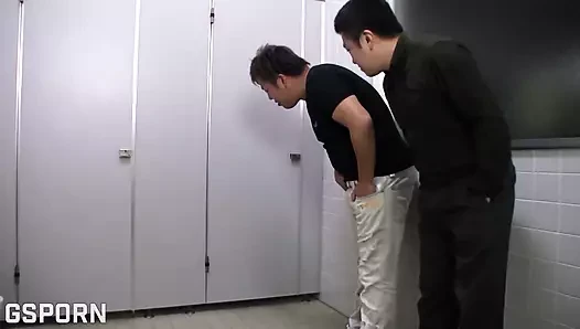 Duşta jav seks 18 yaşındaki Japon genç kızı üçlü grup sekste sikiyor