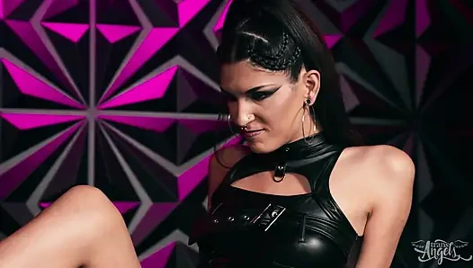 Bana itaat et: otel kadın egemenliği transangels