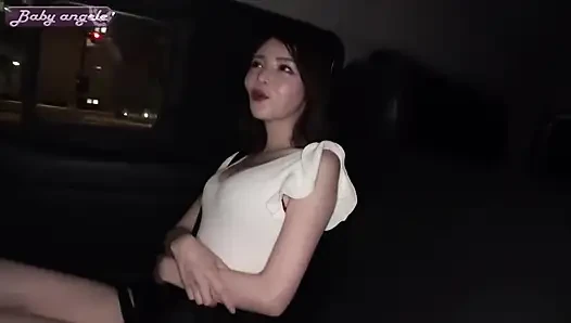 Dms'de temiz güzellik. oral seks sevgilisi herkesin içinde azdırıyor ve elle muamele hizmeti yapıyor
